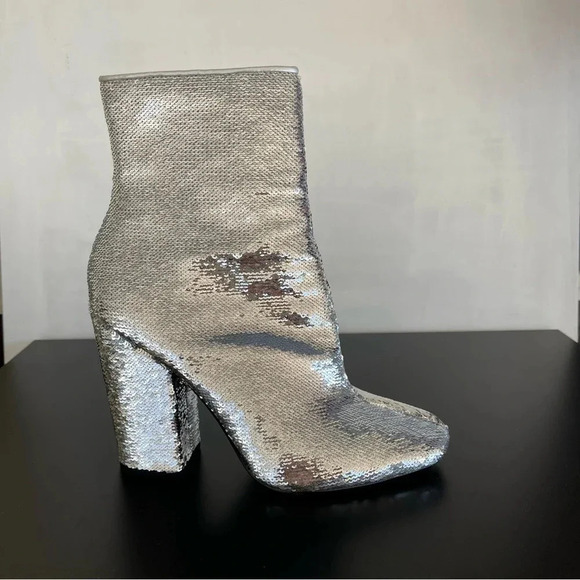 Kendall + Kylie Haedyn Sequin Ankle  Bootie Silver whimsical concert - Picture 10 of 13